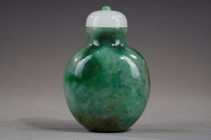 Snuff bottle jade spotted green apple and rust